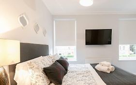 Berkshire Apartment 11Helena House Lux Studio Apartment